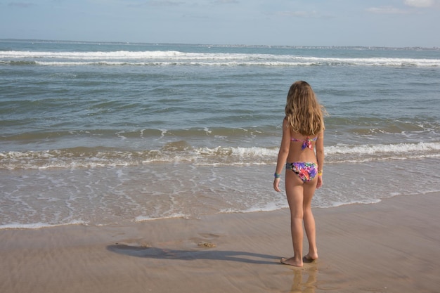 jong tienermeisje in zandige strandzomer