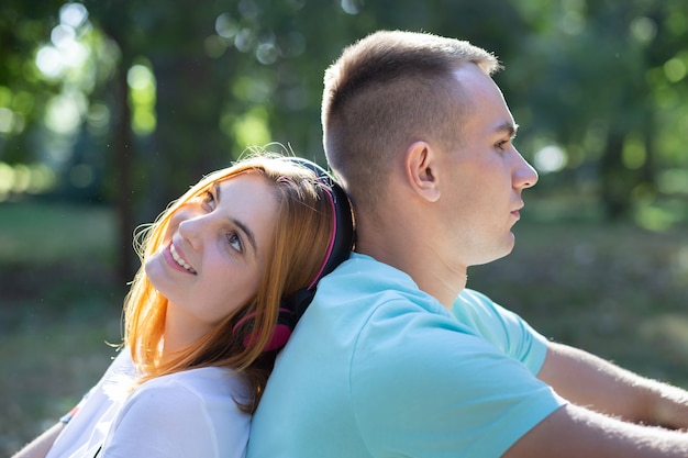 Jong tienerpaar samen in openlucht in de zomerpark