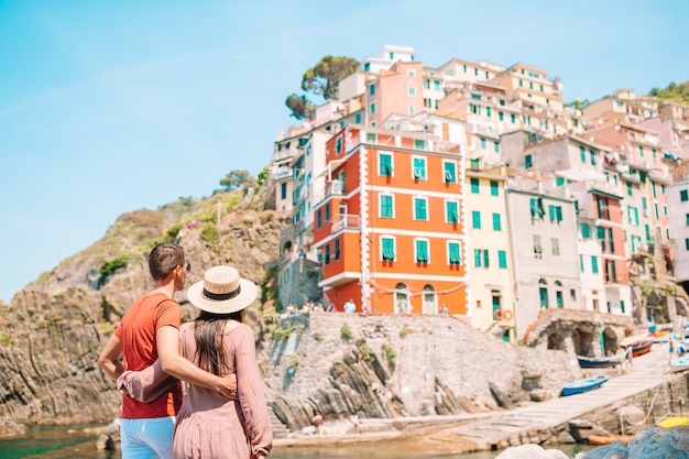 Jong toeristenpaar die op Europese vakantie in openlucht in Italiaanse vakantie in Cinque Terre reizen