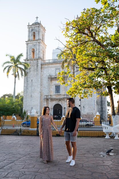 Foto jong toeristenpaar verliefd voor de san servacio-kerk in valladolid, mexico