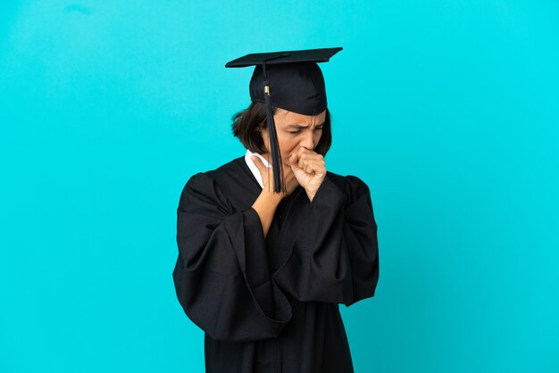 Jong universitair gediplomeerd meisje over geïsoleerde blauwe achtergrond die veel hoest