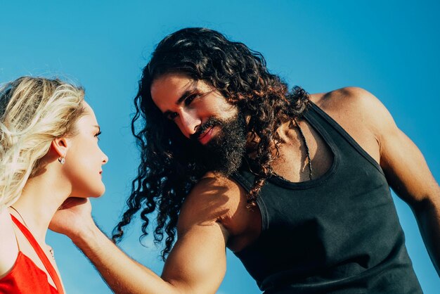 Jong verliefd koppel brengt tijd samen door man omhelst en gaat een sensuele vrouw kussen