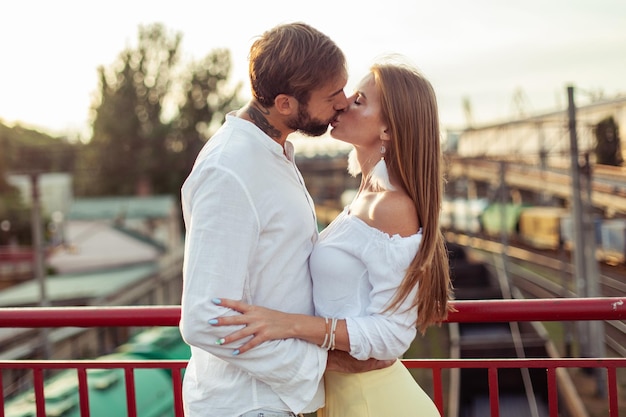 Foto jong verliefd koppel kussen in een stedelijke locatie romantisch concept