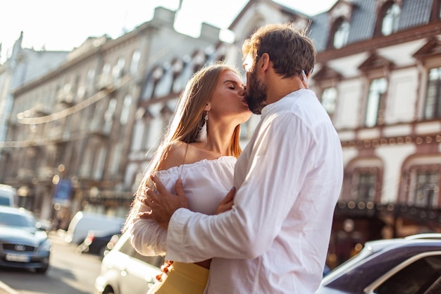 Foto jong verliefd koppel zoent in de stad liefde en romantisch concept