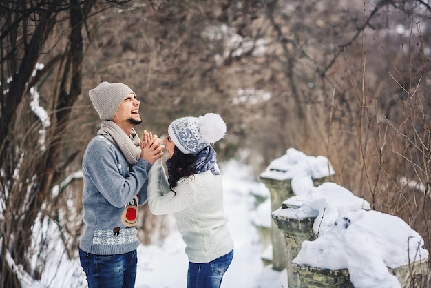 Jong verliefd stel dat plezier heeft tijdens een winterwandeling