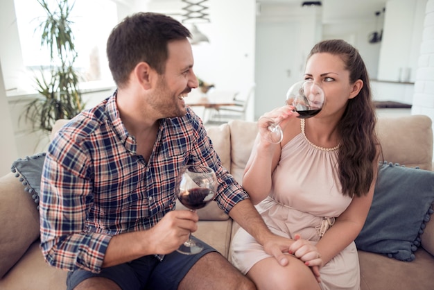 Jong verliefd stel drinkt rode wijn