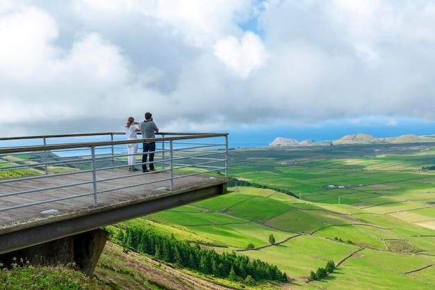 Jong verliefd stel fotografeert een witte wolk in de vorm van een romantisch hart