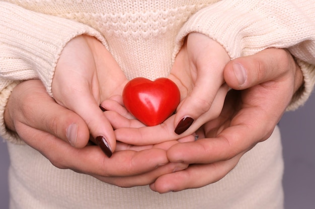 Jong verliefd stel met rood hart close-up