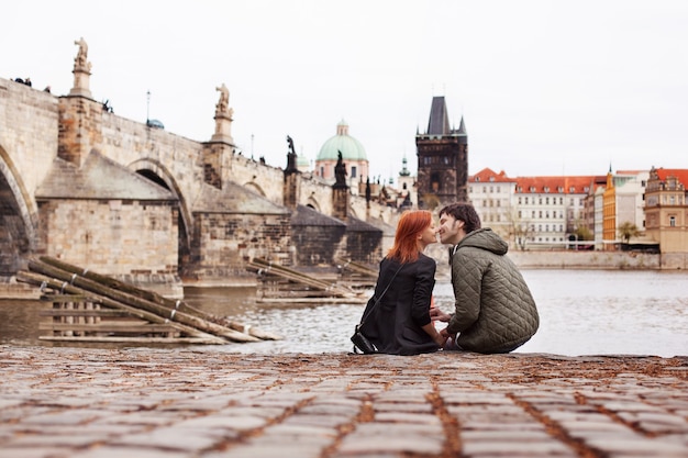 Jong verliefd stel. Praag, Tsjechië, Europa.