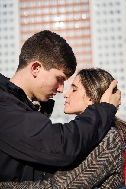 Jong verliefd stel viert Valentijnsdag in de stad met een romantische blik en een kus van liefde.