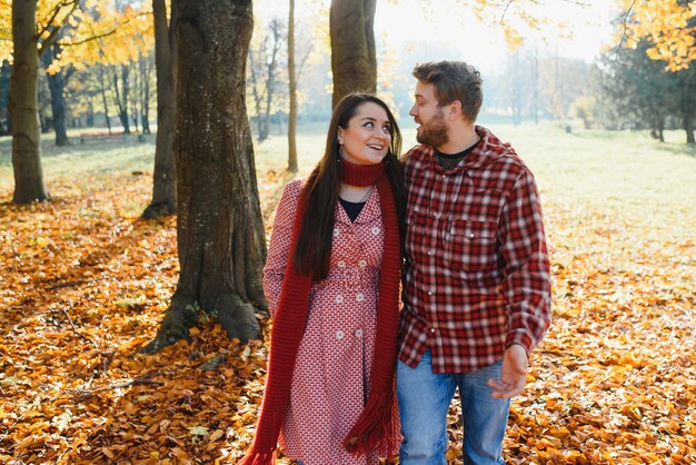 Jong verliefd stel wandelen in het herfstpark hand in hand