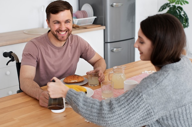 Jong volwassen eten met gehandicapte vriend