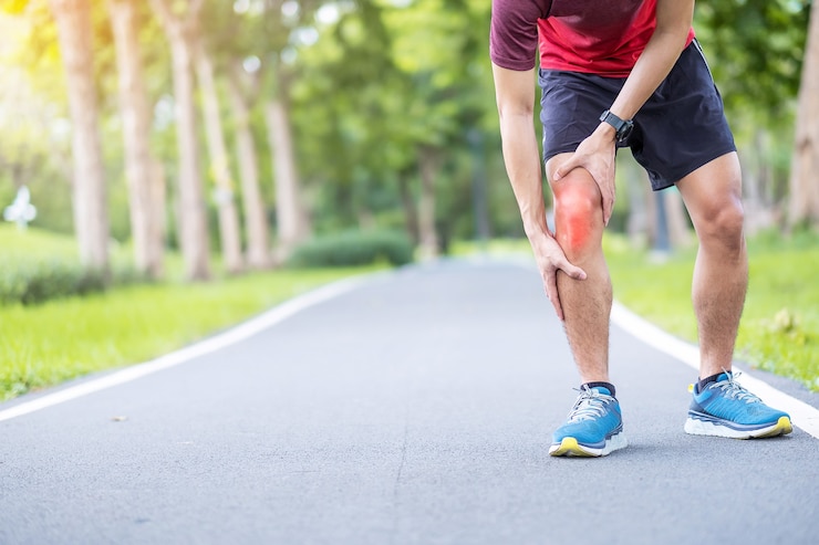 Foto jong volwassen mannetje met spierpijn tijdens het hardlopen