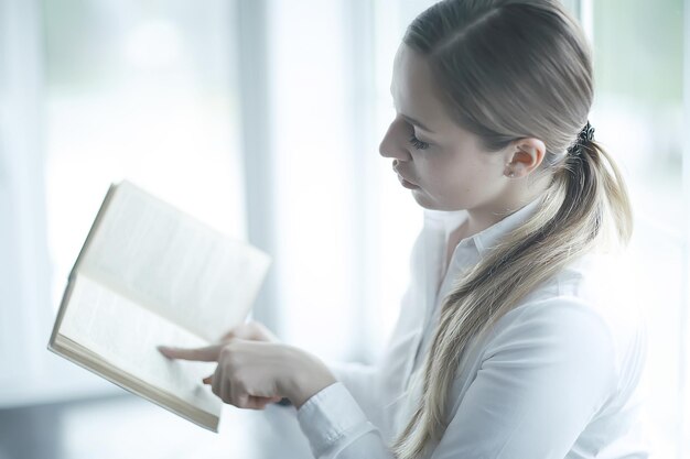 Jong volwassen meisje met boek leren, lezen, business