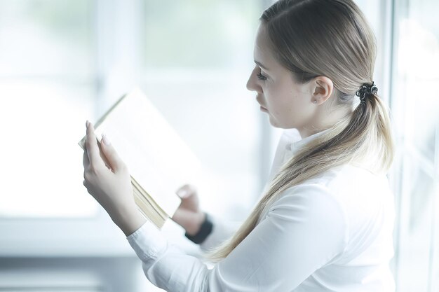 Jong volwassen meisje met boek leren, lezen, business