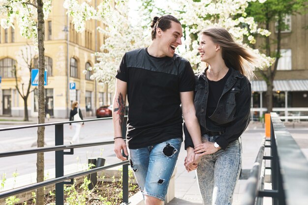 Jong vrolijk en lachend stel tijdens een date buitenshuis