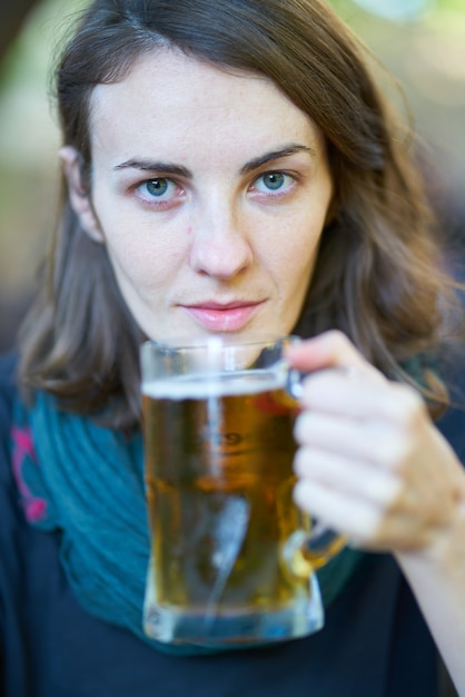 Jong vrouw het drinken bier