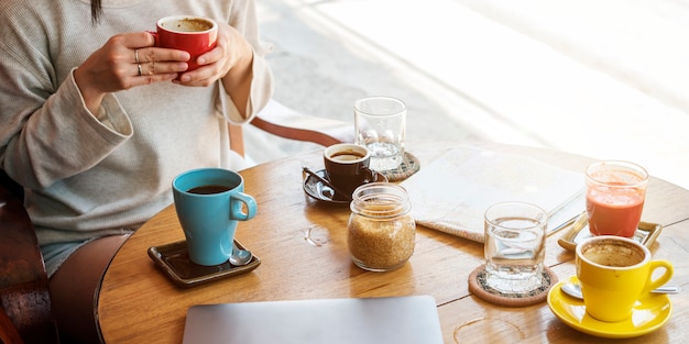 Jong Vrouw Het Drinken Koffieconcept