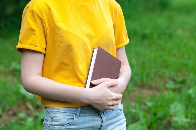 Jong vrouwelijk lezingsboek in de zomerpark