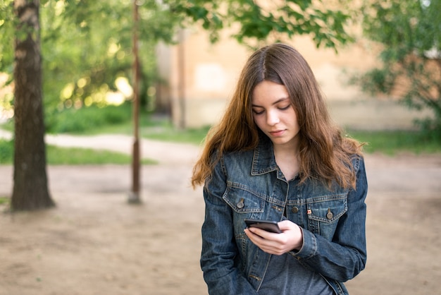 Jong vrouwelijk meisje met smartphone