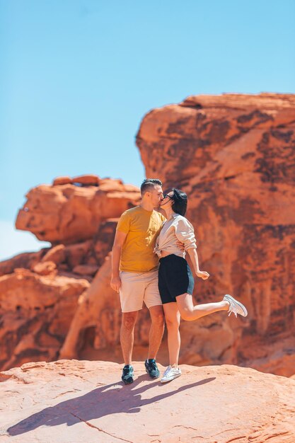 Foto jong wandelaarspaar op wandeling in fire valley in de staat nevada