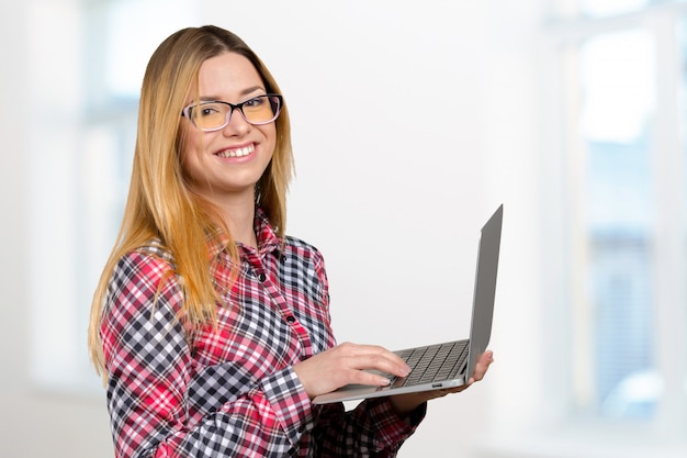 Jong wijfje dat aan laptop werkt