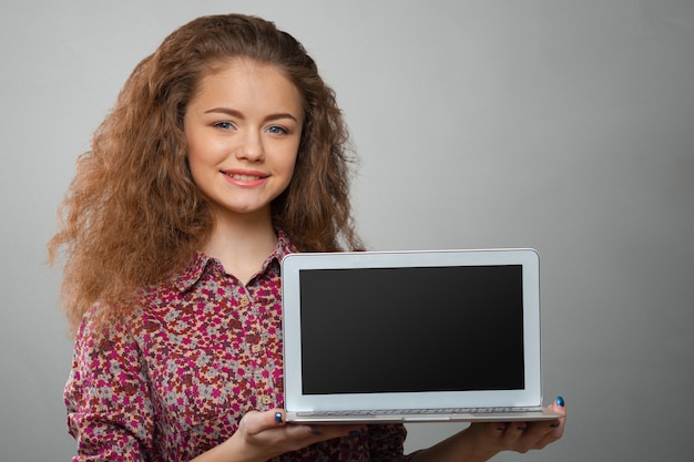 Foto jong wijfje dat aan laptop werkt