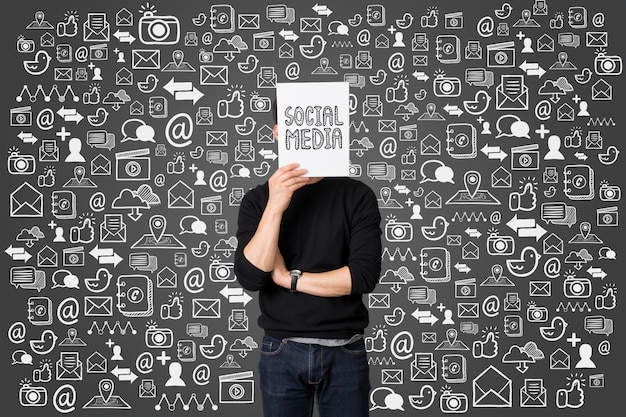 Jong zakenman huidig sociaal media communicatie concept