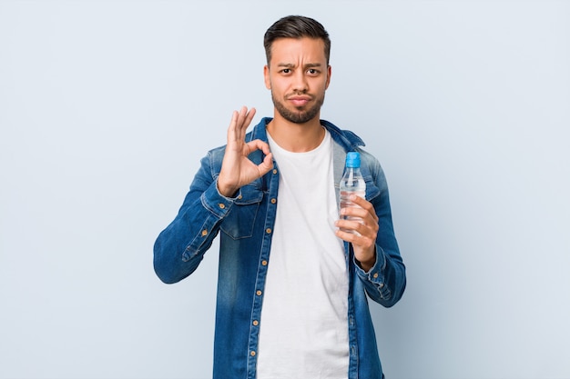 Jong Zuid-Aziatisch mensen drinkwater