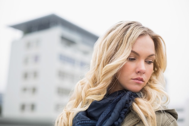 Jonge aantrekkelijke blonde buitenshuis poseren