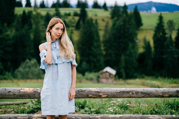 Jonge aantrekkelijke elegante blonde womanin blauwe romantische kleding