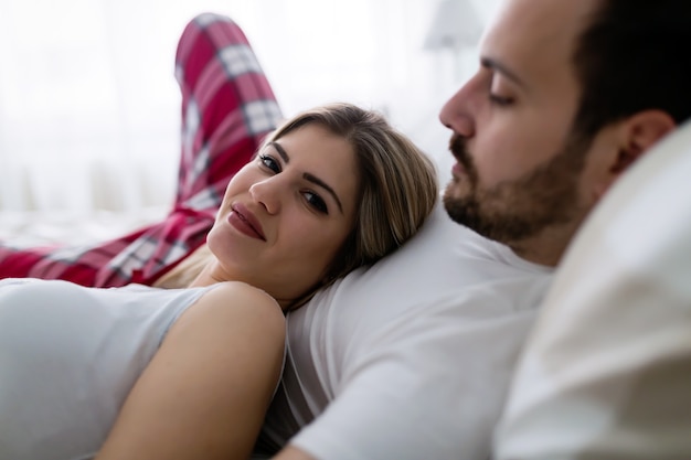 Jonge aantrekkelijke gelukkige paar met romantische tijd in bed