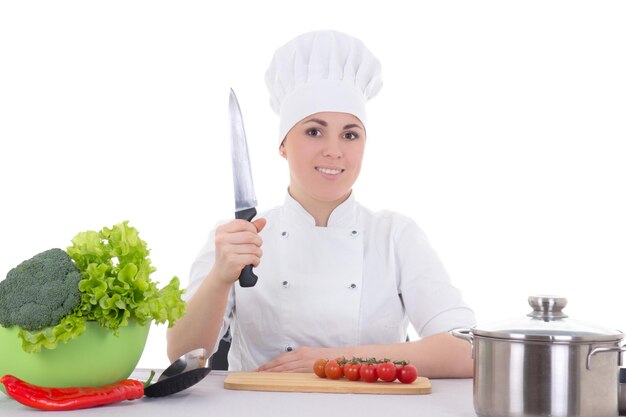 Jonge aantrekkelijke kok vrouw in uniform koken salade geïsoleerd op een witte achtergrond