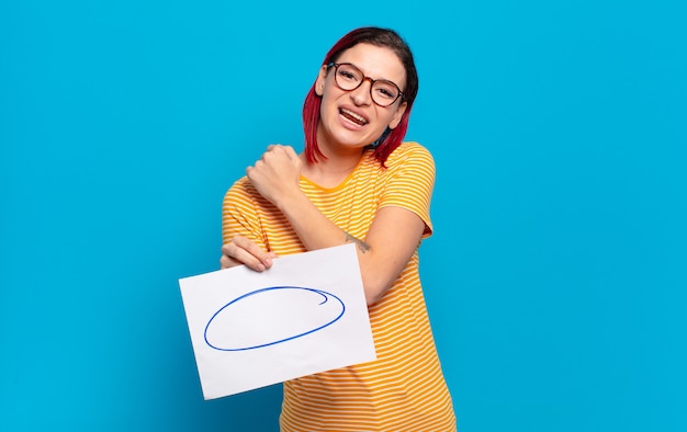 Jonge aantrekkelijke roodharige vrouw die zich gelukkig, positief en succesvol voelt, gemotiveerd of goede resultaten viert