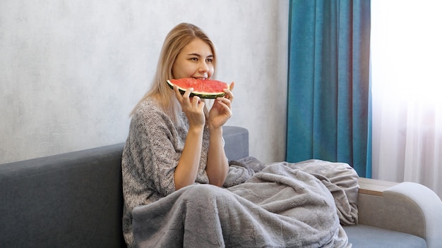 Jonge aantrekkelijke vrouw die watermeloen eet