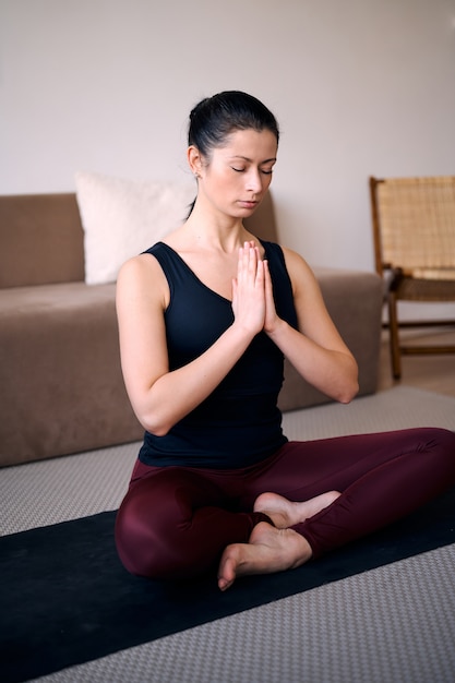 Jonge aantrekkelijke vrouw het beoefenen van yoga