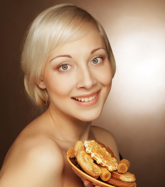 Jonge aantrekkelijke vrouw met cookies