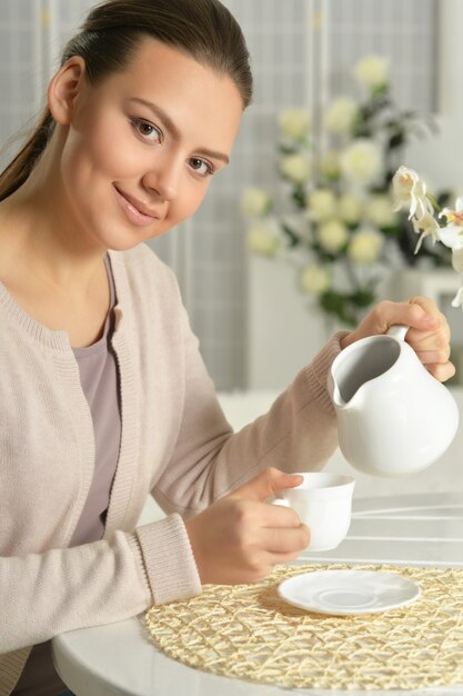 Jonge aantrekkelijke vrouw met een kopje koffie