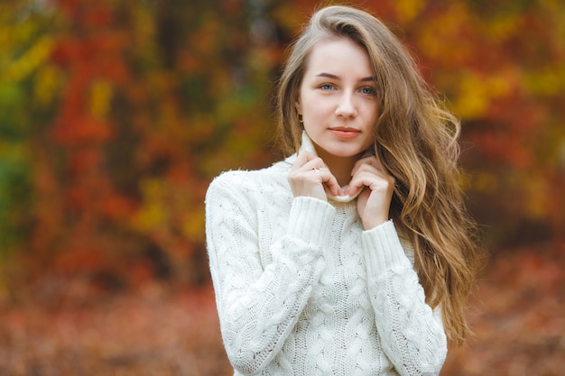 Jonge aantrekkelijke vrouw op de herfst kleurrijke achtergrond