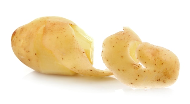 Jonge aardappel geïsoleerd op wit