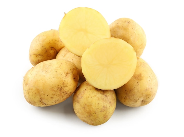 Jonge aardappelen geïsoleerd op wit