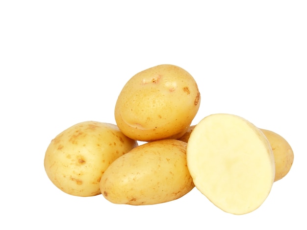 Jonge aardappelen. Geïsoleerd over wit
