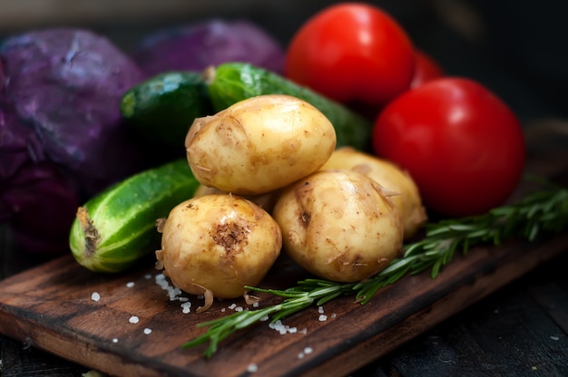 Jonge aardappelen op houten tafel