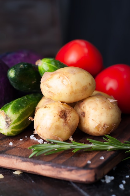 Jonge aardappelen op houten tafel