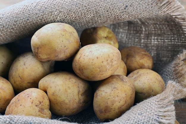 Jonge aardappelen op zak close-up