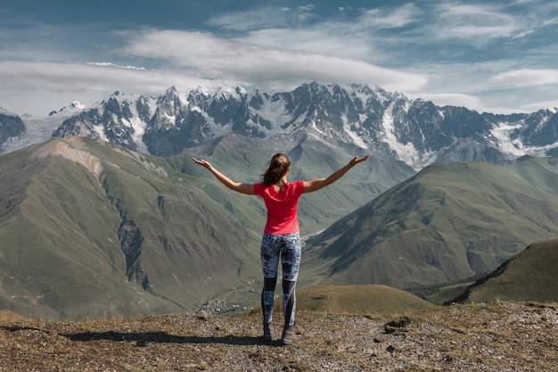 Jonge actieve meisjes wandelen in de bergen van de Grote Kaukasus Svaneti regio Mestia district Svaneti Georgia