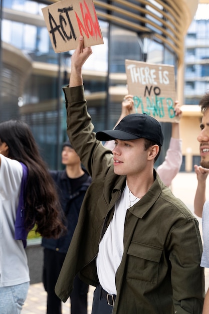 Foto jonge activisten die in actie komen