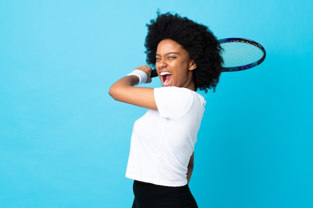 Jonge African American vrouw geïsoleerd op blauw tennissen