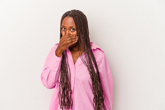 Jonge african american vrouw geïsoleerd op een witte achtergrond die betrekking hebben op de mond met handen op zoek bezorgd.