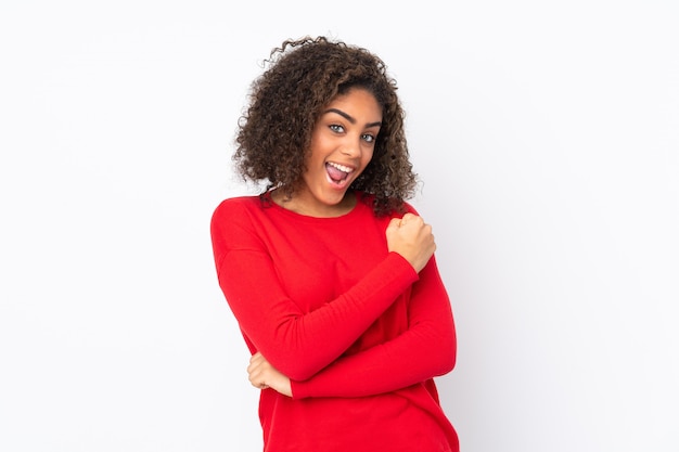 Jonge African American vrouw geïsoleerd op het vieren van een overwinning